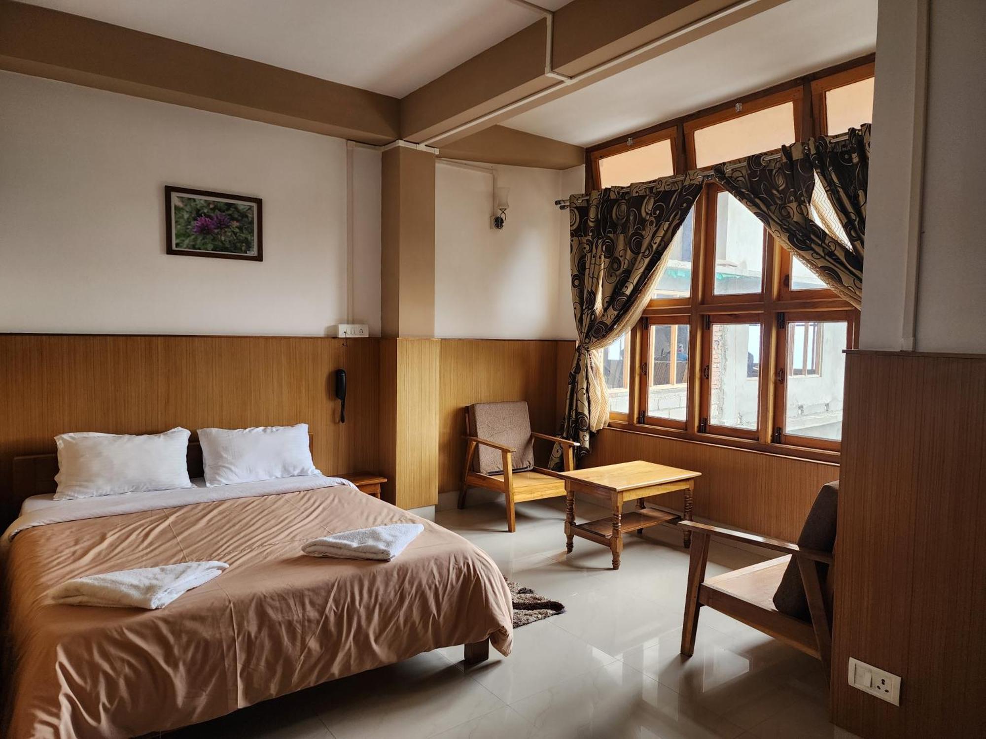 Hotel The Oak Tawang Exteriör bild